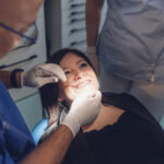 Diş sıkma (bruksizm), sadece dişleri ilgilendiren bir alışkanlık değil; çene eklemi, çiğneme kasları ve uyku kalitesini doğrudan etkileyen sistemik bir problemdir. Ankara Gaziosmanpaşa lokasyonundaki diş kliniğimizde, bu süreci stomatognatik bir bütünlük içinde ele alıyoruz.