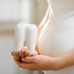Maternal Dönemde Dental Vizyon: Hamilelik Sürecindeki Progesteron Dalgalanmalarının Diş Eti Liflerine Etkisi ve Güvenli Trimester Tedavileri