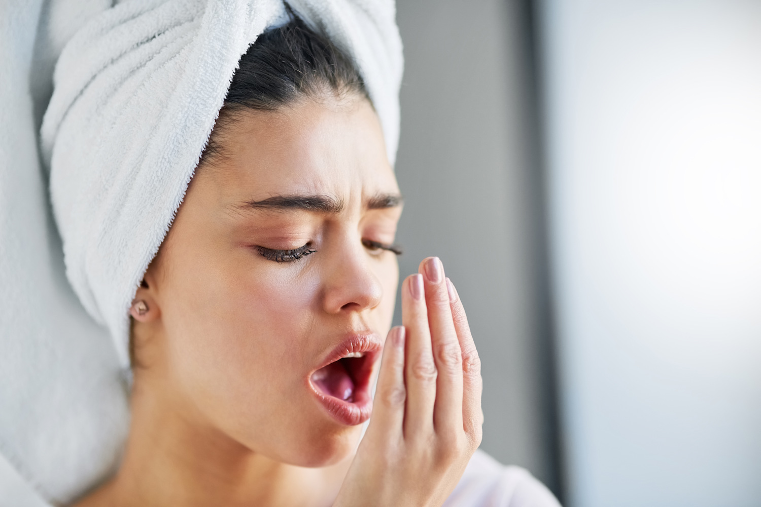 Sessiz Sosyal Engel: Kronik Halitosis’in (Ağız Kokusu) Arkasındaki İntraoral Uçucu Sülfür Bileşikleri ve Kalıcı Tedavi Protokolleri
