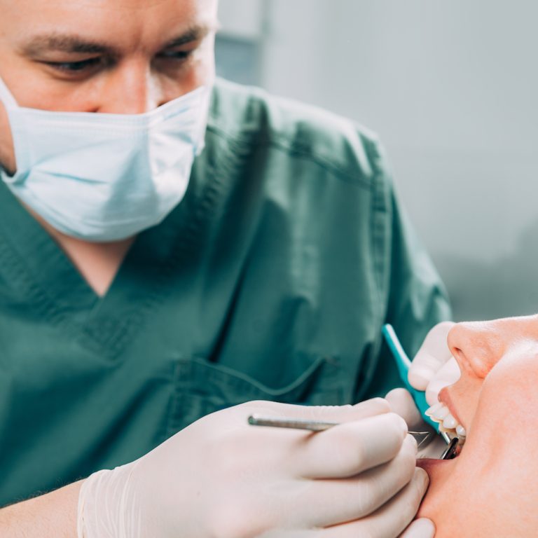 Soğuk bir içecekte veya tatlı bir gıdada hissettiğiniz o ani sızı, eskiyen bir dolgunun veya gizli bir çürüğün habercisi olabilir. Gaziosmanpaşa Diş Kliniği’nde ağrısız ve konforlu tedavi yöntemleriyle yanınızdayız.